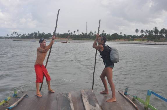 Tentando ajudar o balseiro na travessia da barra do Guriú - CE